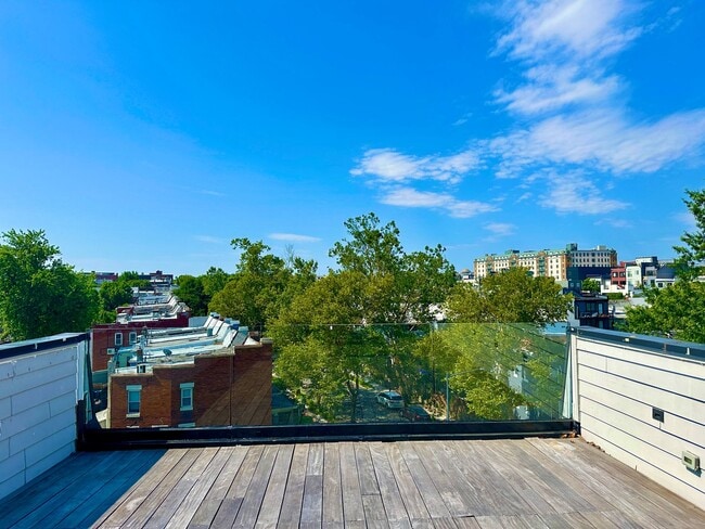 Building Photo - 2 Bedroom 2.5 Bathroom Penthouse with Park...