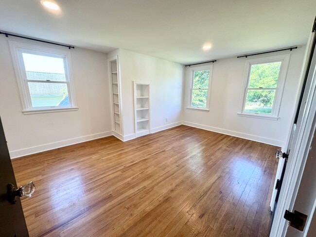 Building Photo - 323 N Vail St