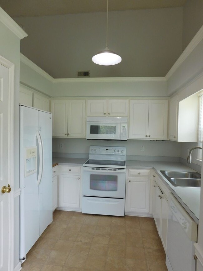 Building Photo - 210 Rivershore Dr