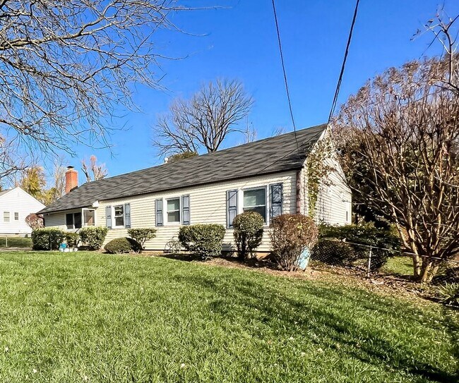 Building Photo - Cheerful 3 Bedroom 2 Bathroom With Office And Spacious Fenced Yard In Beautiful Pimmit Hills