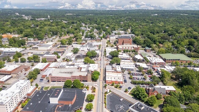 Building Photo - 541 N White St