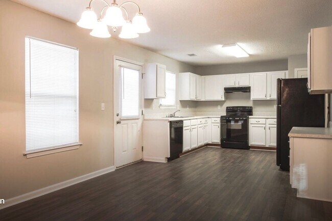 Building Photo - 3 Bedroom 2.5 Bath Crestview Townhome!
