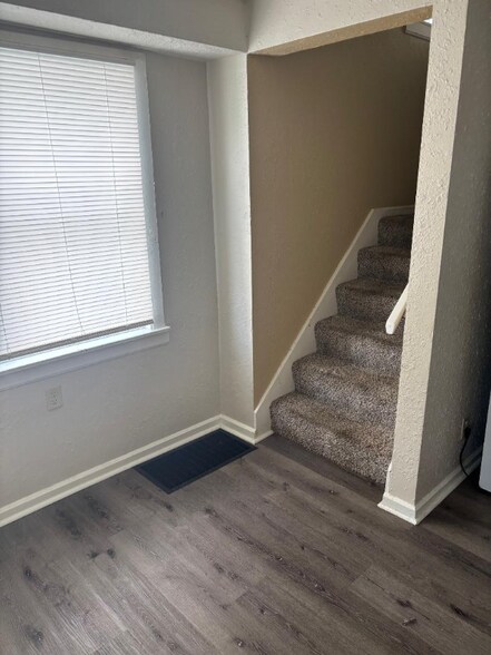 Building Photo - 242 E Siebenthaler Ave