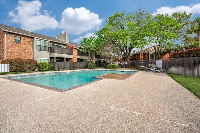 Building Photo - 401 Pebble Way