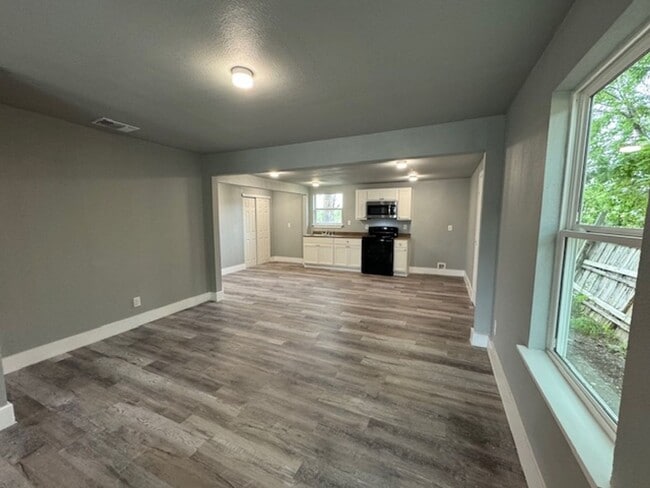 Building Photo - Move in June 10th 2025!! Beautiful  3 bedr...