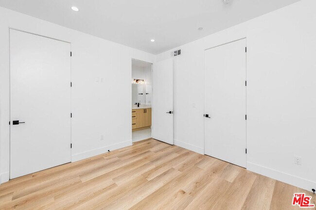 Building Photo - 4333 Dixie Canyon Ave