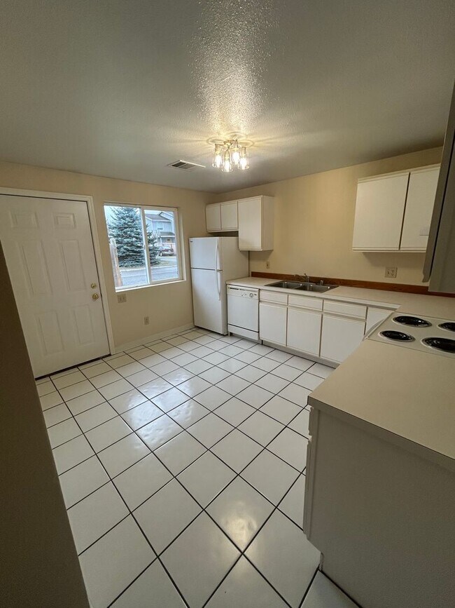 Building Photo - Two Bedroom One Bathroom Duplex For Rent in Bellingham