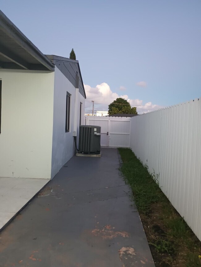 Building Photo - 3820 E 9th Ln