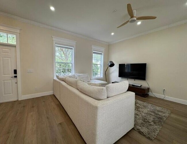 Building Photo - 4 Bedroom fully renovated Townhome in the Main Village of Celebration