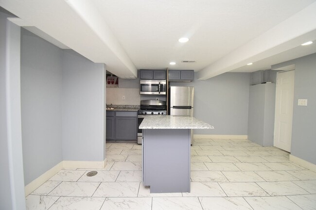 Building Photo - 2 Bed 1 Bath City Hideaway in SLC! Shops, Dining & Transit Nearby!!