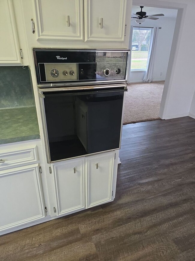 Building Photo - Refurbished - 3 bdrm 1.5 bath