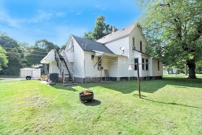 Building Photo - 1703 S Park St