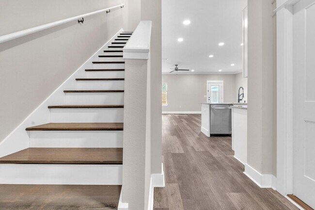 Building Photo - Modern 3 Bedroom Townhome!!