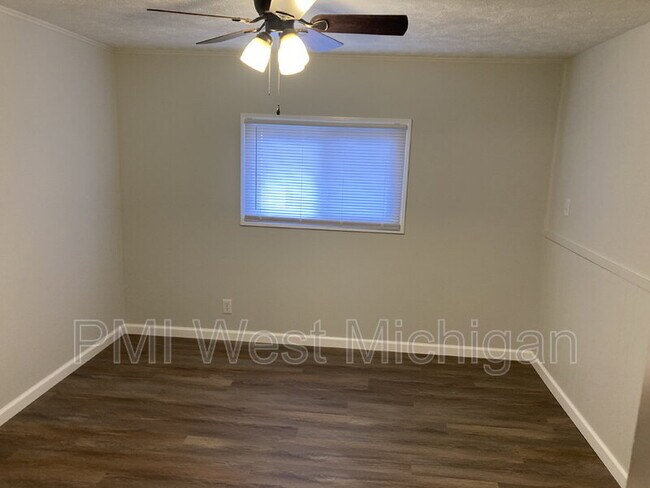 Building Photo - 2359 Barberry Dr SW