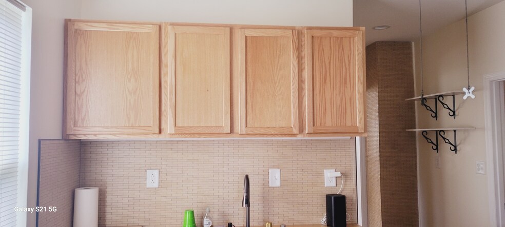 Kitchen - 3807 N Narragansett Ave