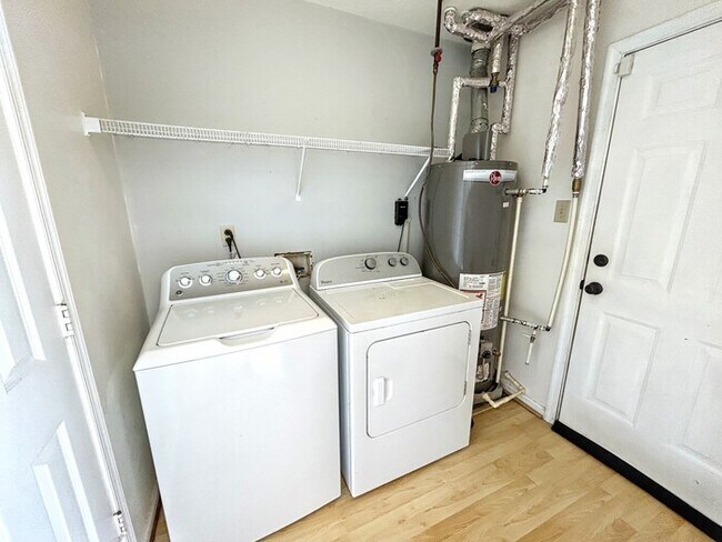 Building Photo - 6432 Goldenrod Ct