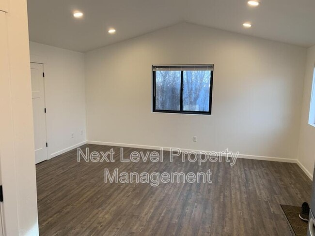 Building Photo - 416 Maple Dr
