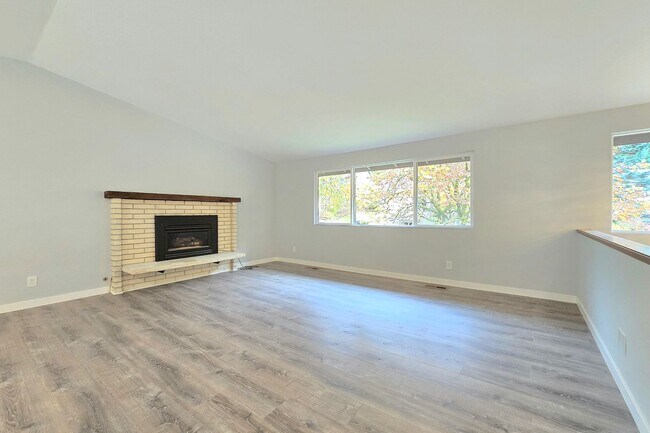 Building Photo - 4 Bedroom 3 Bath in Lake Forest Park