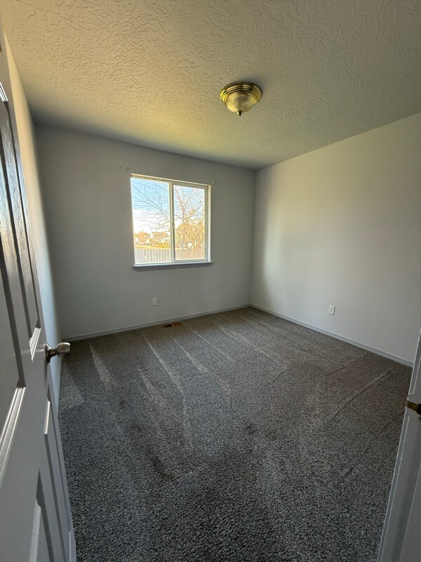 Building Photo - 607 Meadowbrook Dr