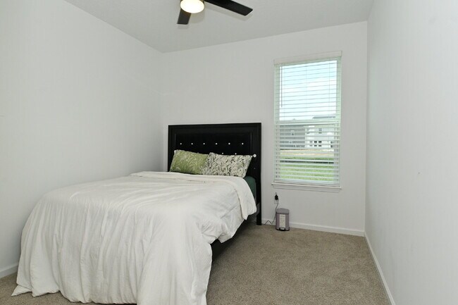 Building Photo - "Spacious 5-Bedroom Retreat with Luxurious Quartz Countertops & Fireplace on Deerberg Drive!"