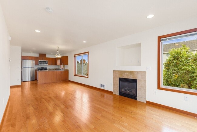 Building Photo - South Seattle 2 Bedroom 1.5 Bath Townhouse - 1 Car Garage