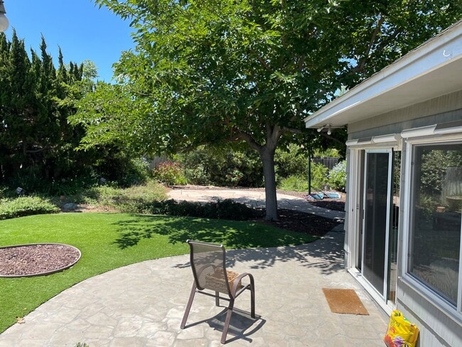 Building Photo - Massive Yard! 6 Bed / 2.5 Bath House on East Falls (Lease out, pending signatures. Check back in ...