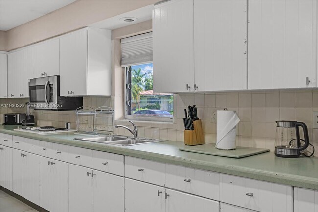 Building Photo - 2217 NW 4th Ave