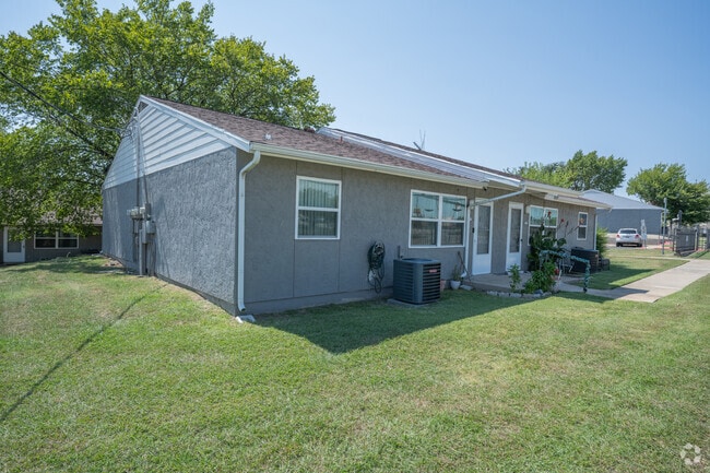 Building Photo - Shady Oaks Manor
