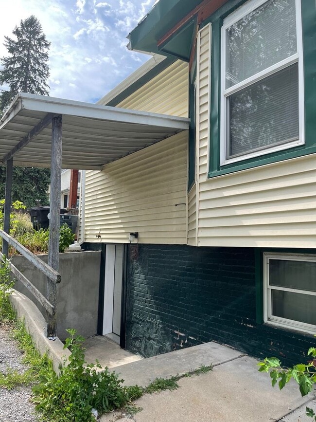 Building Photo - Beautiful 4 Bedroom House!!