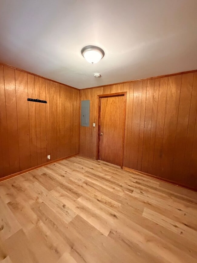 Building Photo - Brick 3/1 House in North Rome $950