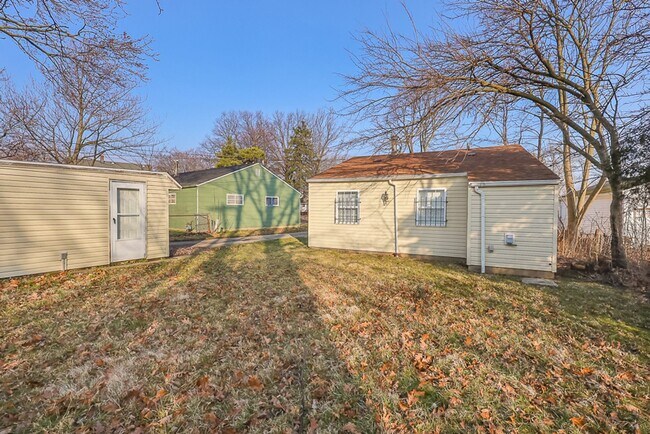 Building Photo - 2 Bedroom/1 bath Single House!