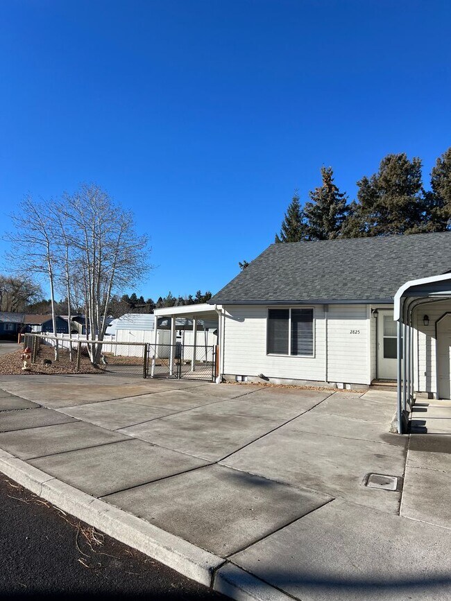 Building Photo - Duplex in SW Redmond