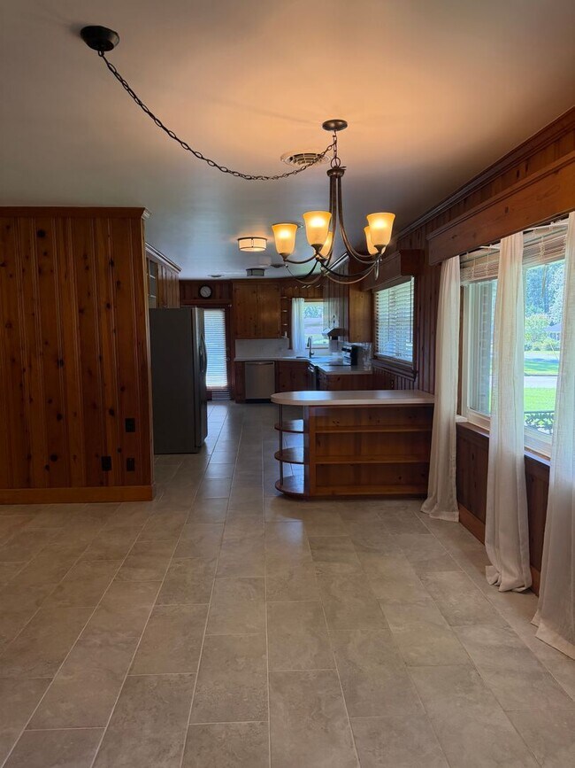 Building Photo - 302 Oak Dr