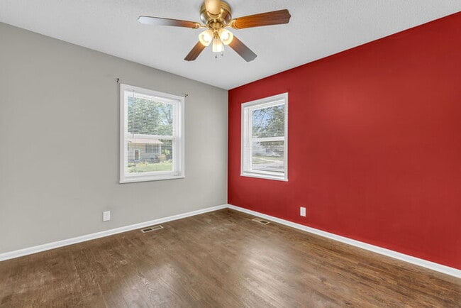 Building Photo - 4 bed, 2 bath, updated interior, AVAILABLE...