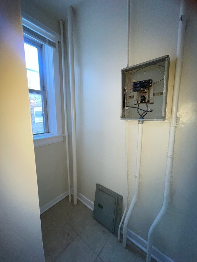 Building Photo - 714 W 80th St