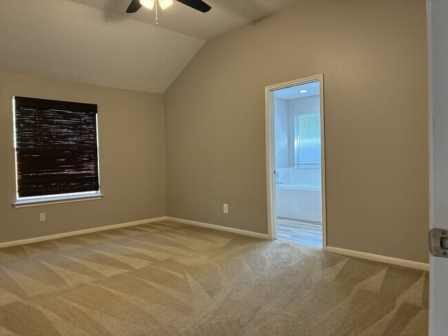 Building Photo - 2427 Halstead Dr