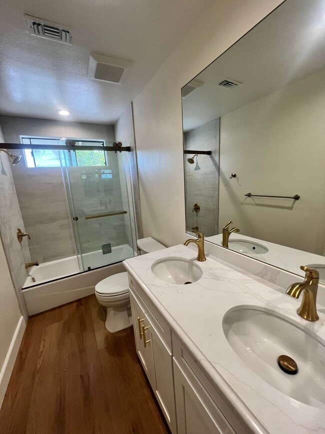 Building Photo - Thousand Oaks - 3 bedroom, 2.5 bath in the...