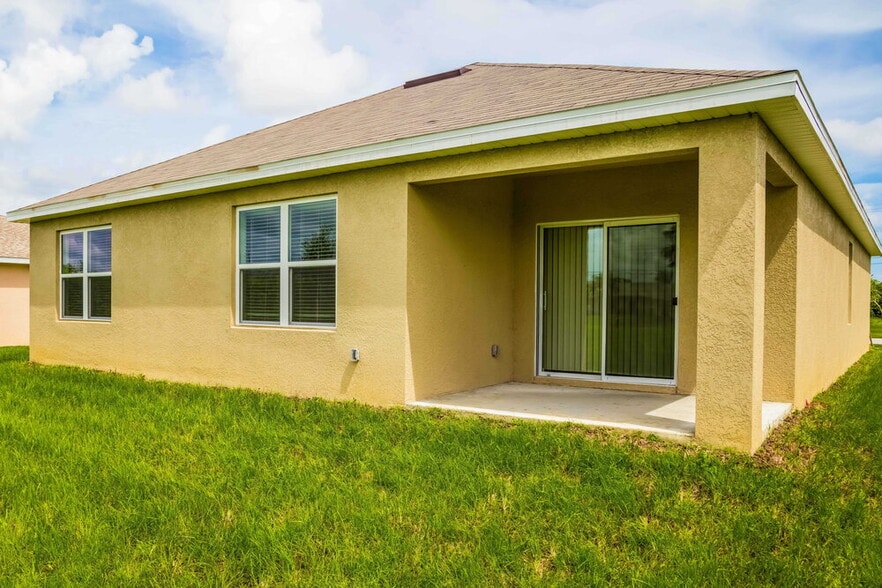 Building Photo - 2558 Surfside Blvd