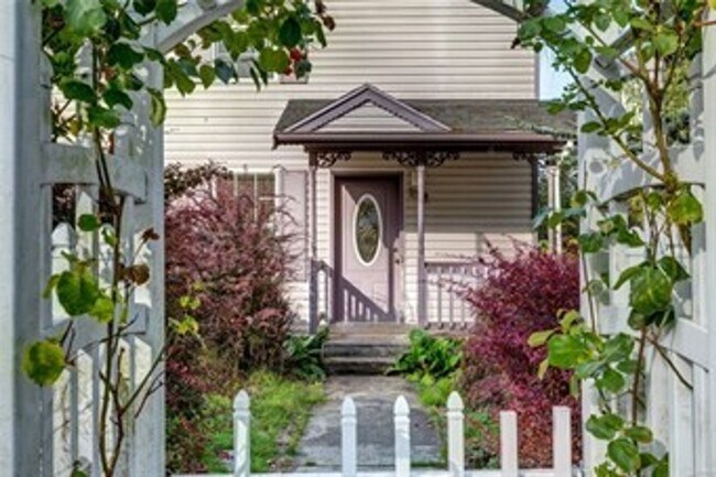 Building Photo - PRELEASING: 4 bdrm/1.5 bath house near WWU Park-N-Ride