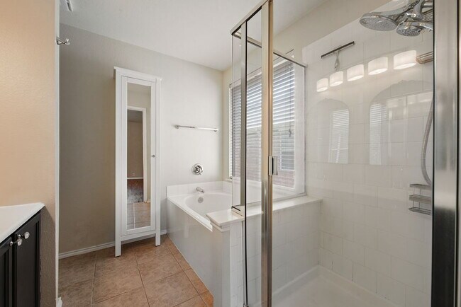 Building Photo - 8420 Silverbell Ln