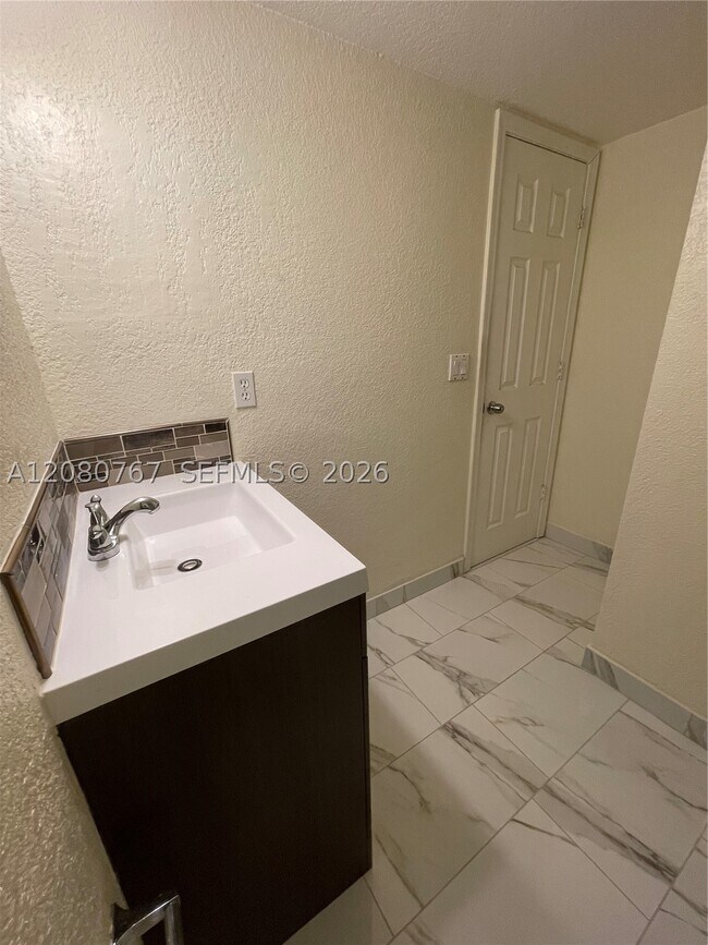 Building Photo - 16240 Laurel Dr