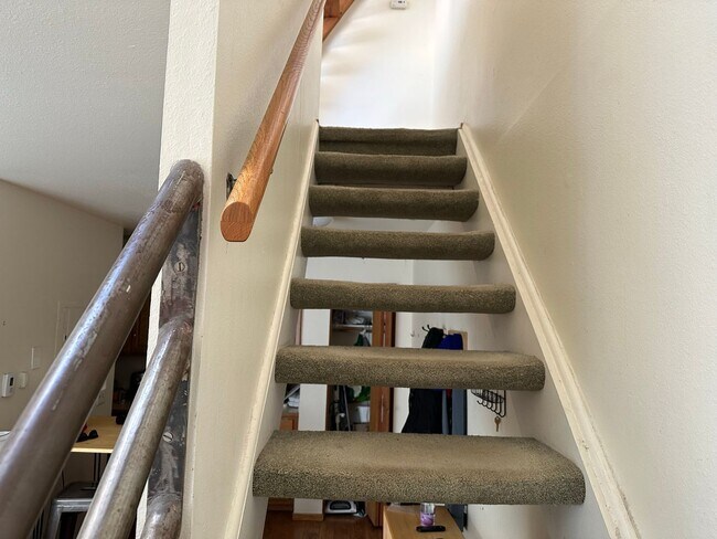 Building Photo - Cozy Upper-Level Condo Retreat