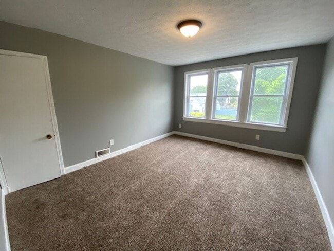 Building Photo - 551 Noah Ave