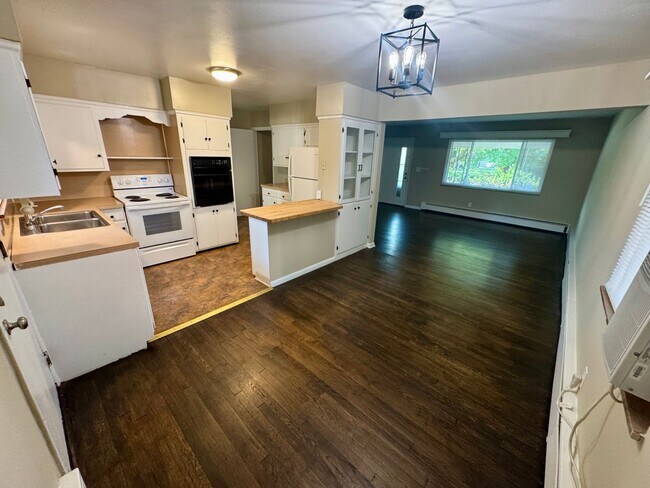 Building Photo - 3 Bedroom ~ Clintonville