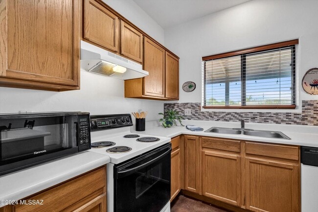 Building Photo - Incredible Spacious Back Yard! Large Covered Patio!