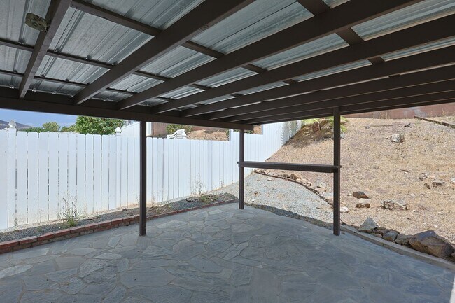Building Photo - Spacious 5-Bedroom, 3-Bath Home – Convenie...