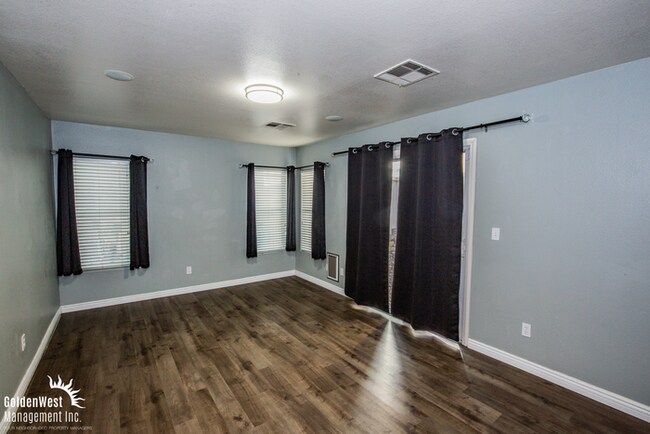 Building Photo - Stylish and Spacious 4Bdm 3.5 Ba Three-Sto...