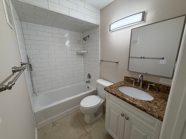 Building Photo - ANNUAL RENTAL - 1 BED / 1 BATH AT OASIS