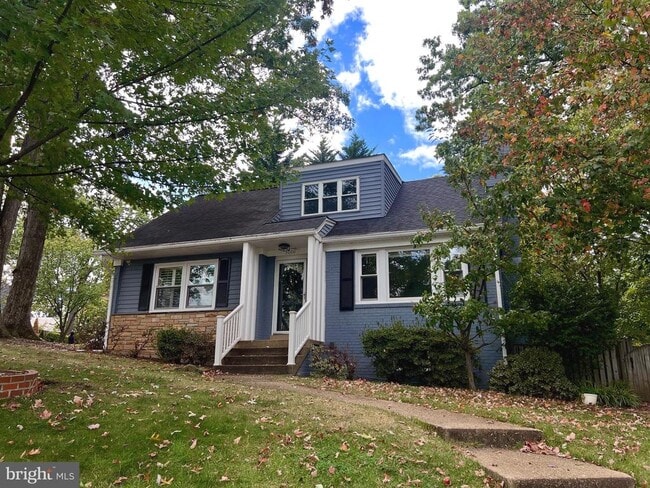 Building Photo - 3000 Edgehill Dr