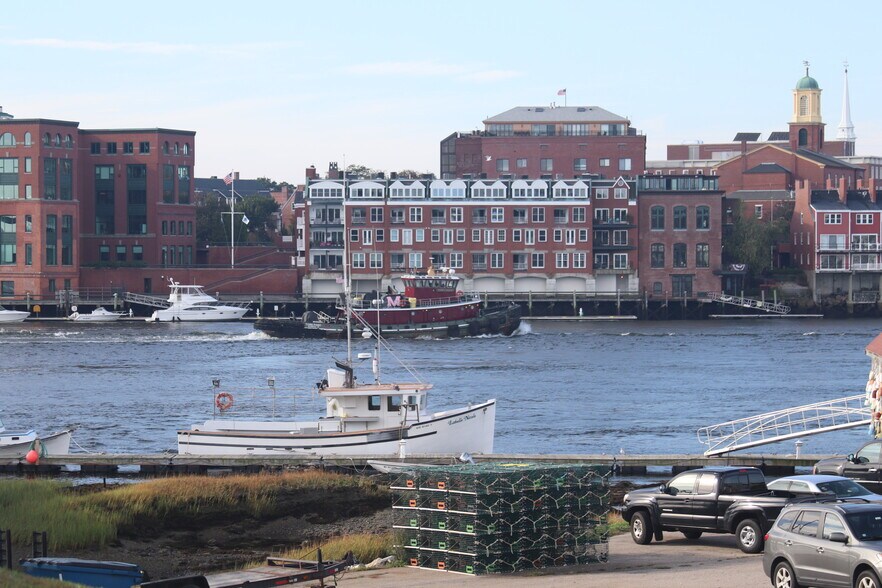 Portsmouth Harbor just a 10 minute walk - 22 Whipple Rd